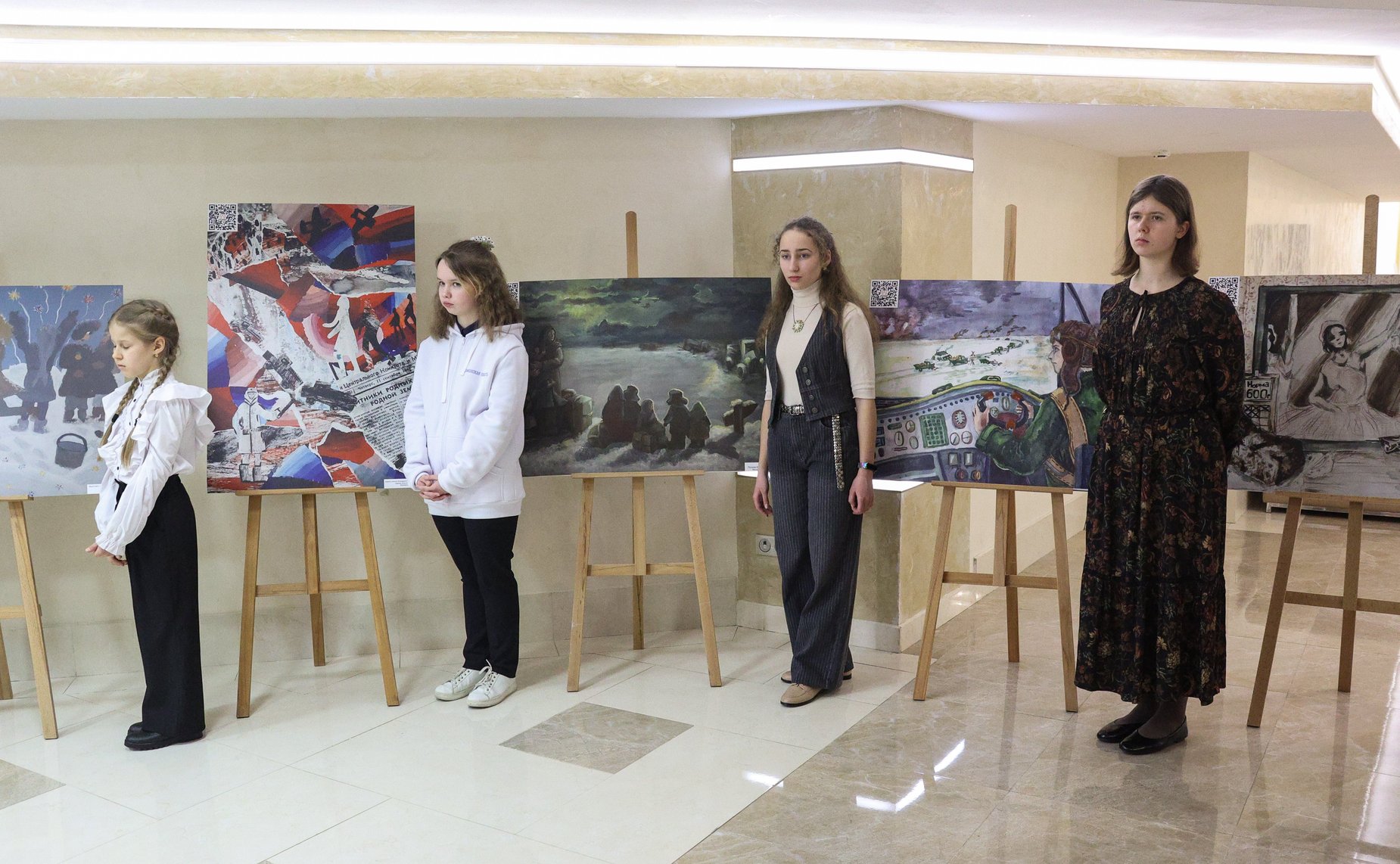 В Совете Федерации открылась выставка картин победителей конкурса детского рисунка, посвященного 80-летию прорыва блокады Ленинграда «Жизнь, деленная на граммы»