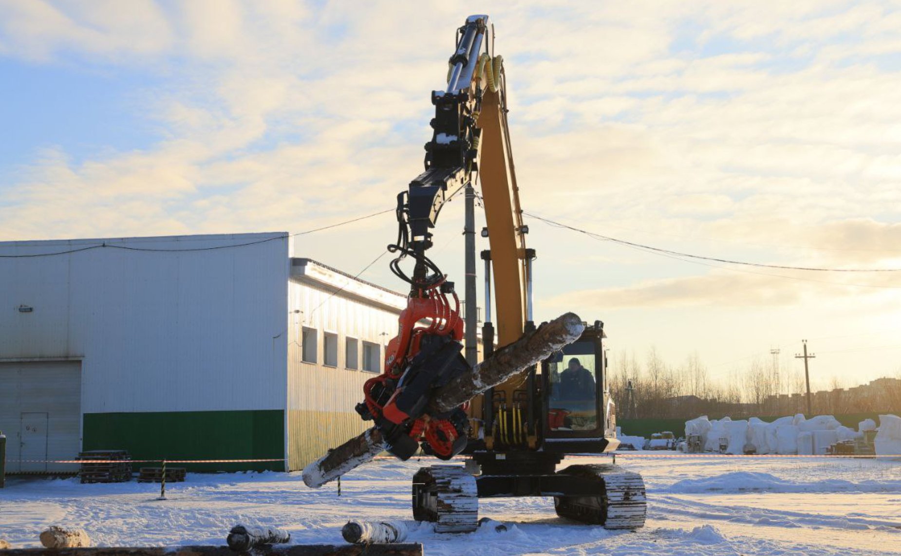 Сенаторы Иван Новиков и Юрий Борисов посетили объекты логистической инфраструктуры и приняли участие в совещании по социально-экономическому развитию региона
