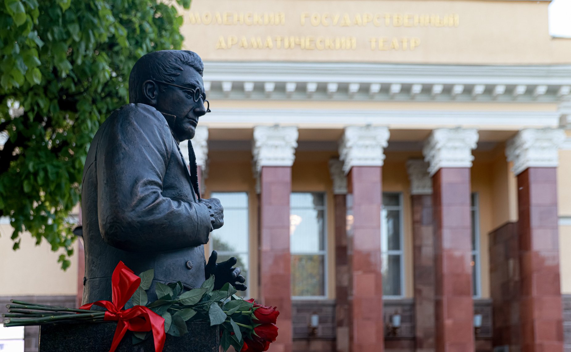 В рамках культурной части российско-белорусской экспедиции установлен бюст А.С. Грибоедова у входа в Смоленский государственный академический драматический театр, носящий имя драматурга
