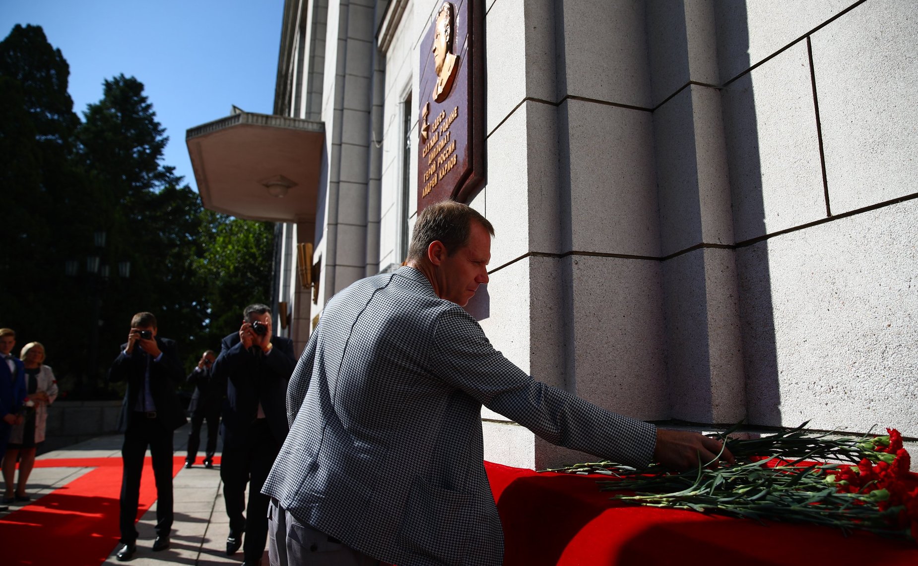 Возложение цветов к памятной табличке Героя России А.Г.Карлова в Посольстве России в КНДР