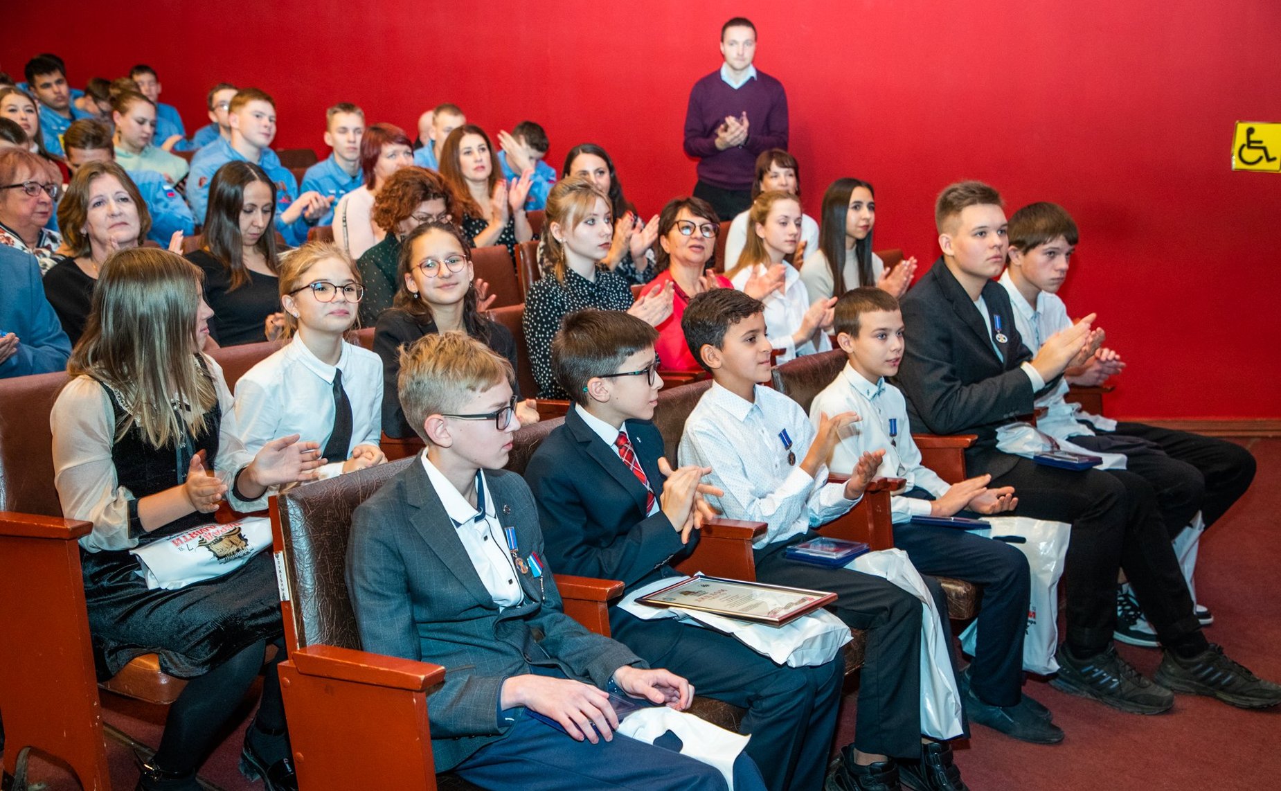 Фарит Мухаметшин в Самаре вручил награды лауреатам проекта «Дети-герои» — медали Совета Федерации «За проявленное мужество»