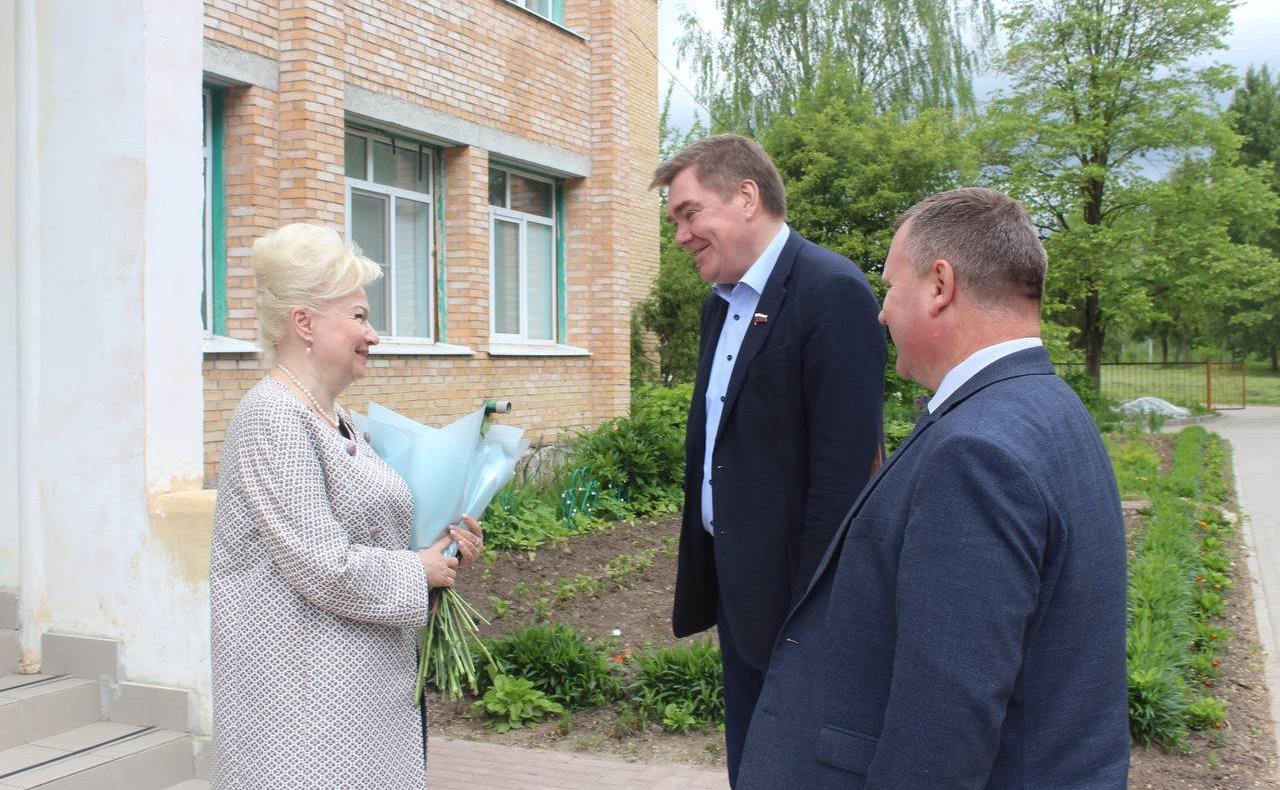 Алесандр Савин ознакомился с ходом капитального ремонта школ Калужской области