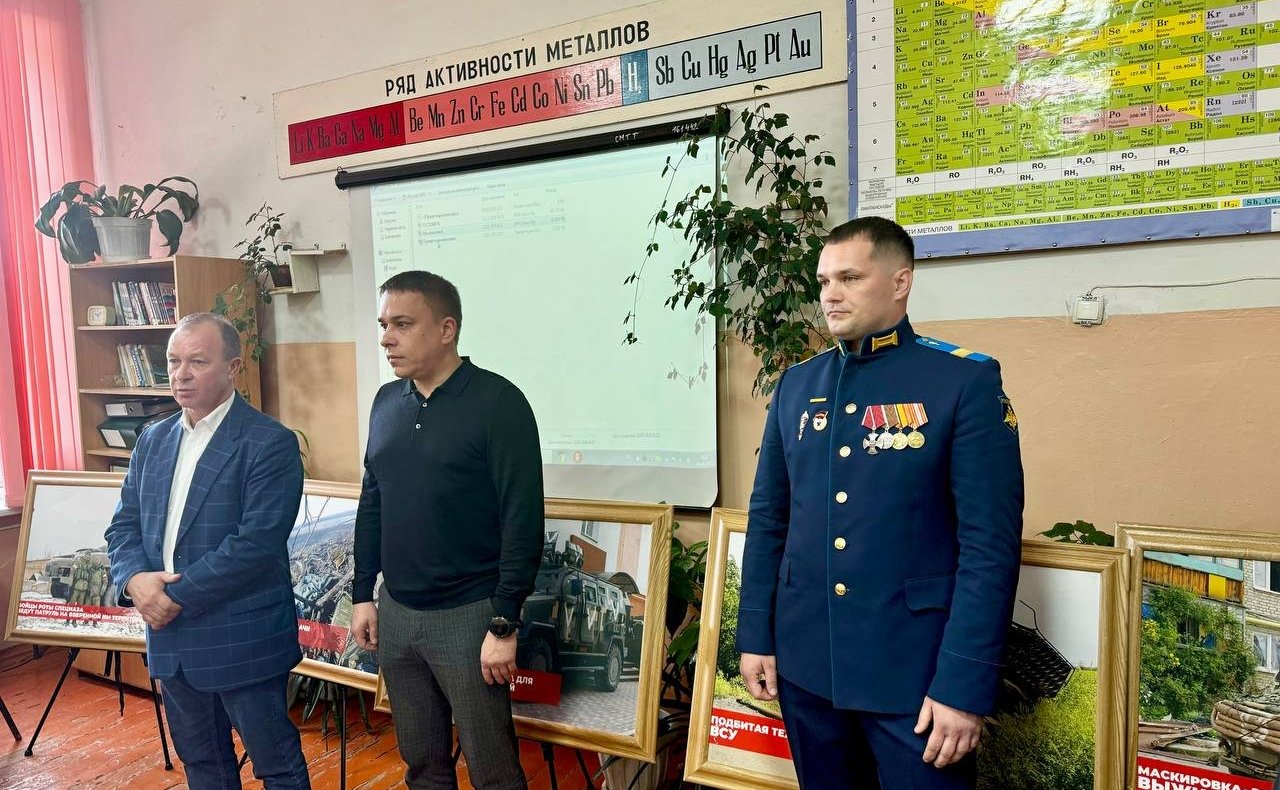 Айрат Гибатдинов вместе с участником специальной военной операции, бойцом Гостомельского десанта Антоном Шиловым провели Урок мужества для студентов Старомайнского технологического техникума в Ульяновской области