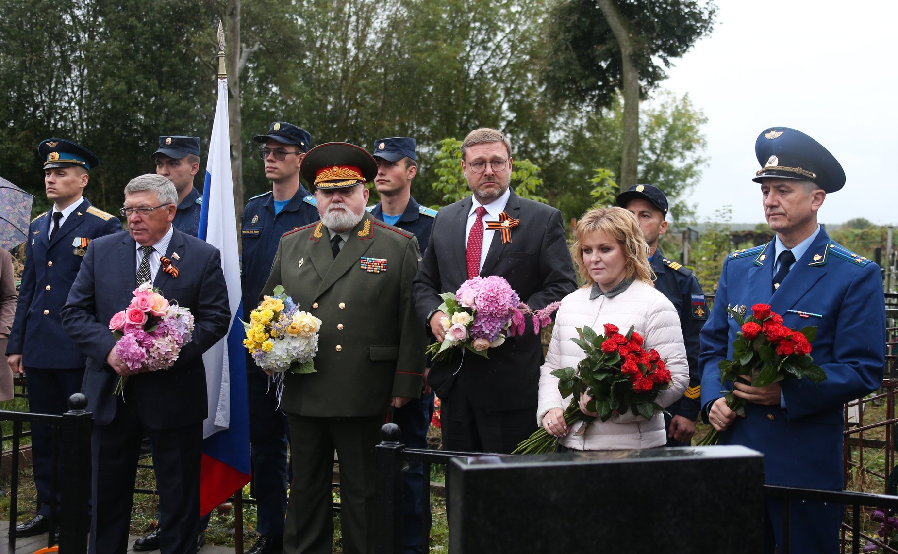 Константин Косачев и Валерий Рязанский приняли участие в открытии двух отремонтированных и реконструированных воинских мемориалов, расположенных на территории Спас-Заулковского муниципального кладбища