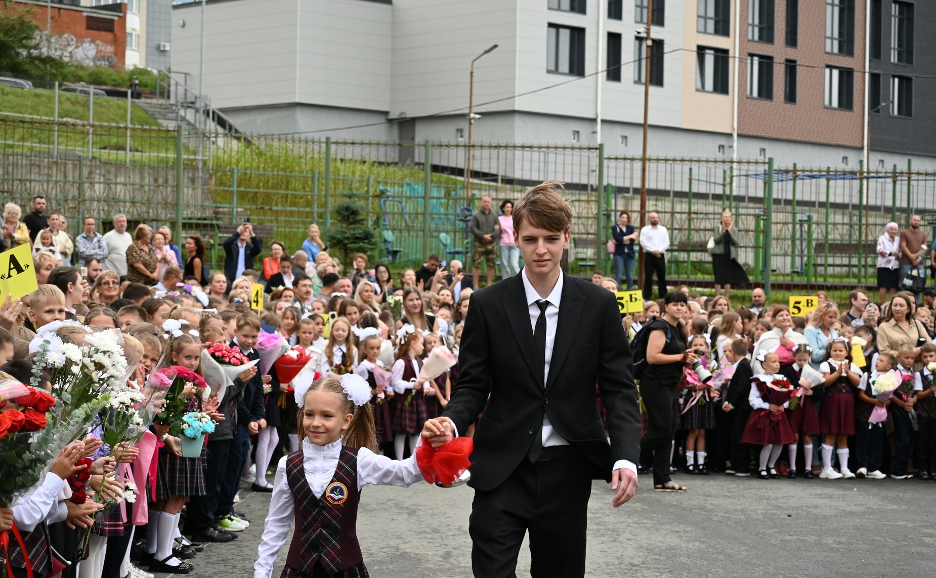 Александр Ролик в День знаний принял участие в торжественной линейке в школе № 39 г. Владивостока