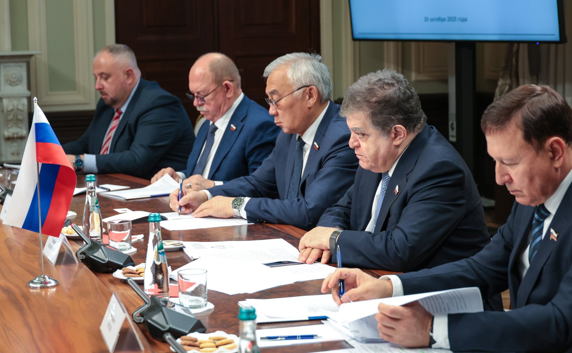 Встреча первого заместителя председателя Комитета СФ по международным делам Владимира Джабарова с руководителем группы содействия развитию корейско-российской дружбы в Верховном народном собрании КНДР Ли Чхолем