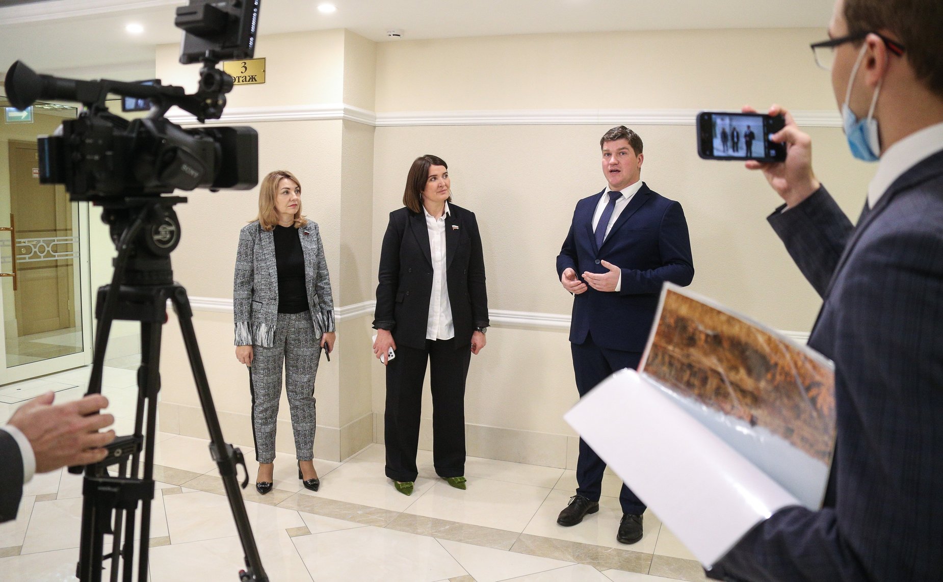 В Совете Федерации открылась фотовыставка, посвященная проекту пензенских добровольцев «По следам забытых усадеб»