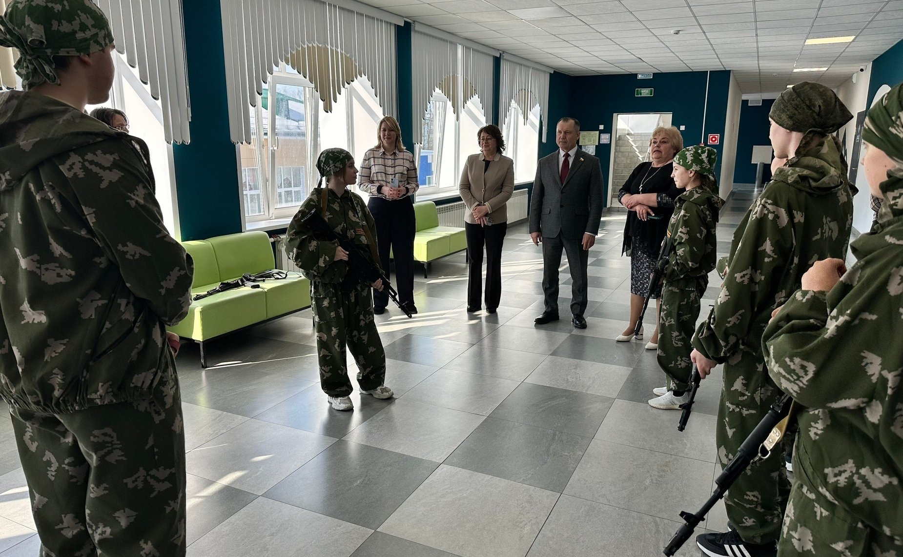 Перед пленарным заседанием участники расширенной коллегии министерства образования Рязанской области осмотрела Сасовский Дом культуры – культурный центр с развитой инфраструктурой, библиотекой, интерактивными залами и музеем СВО