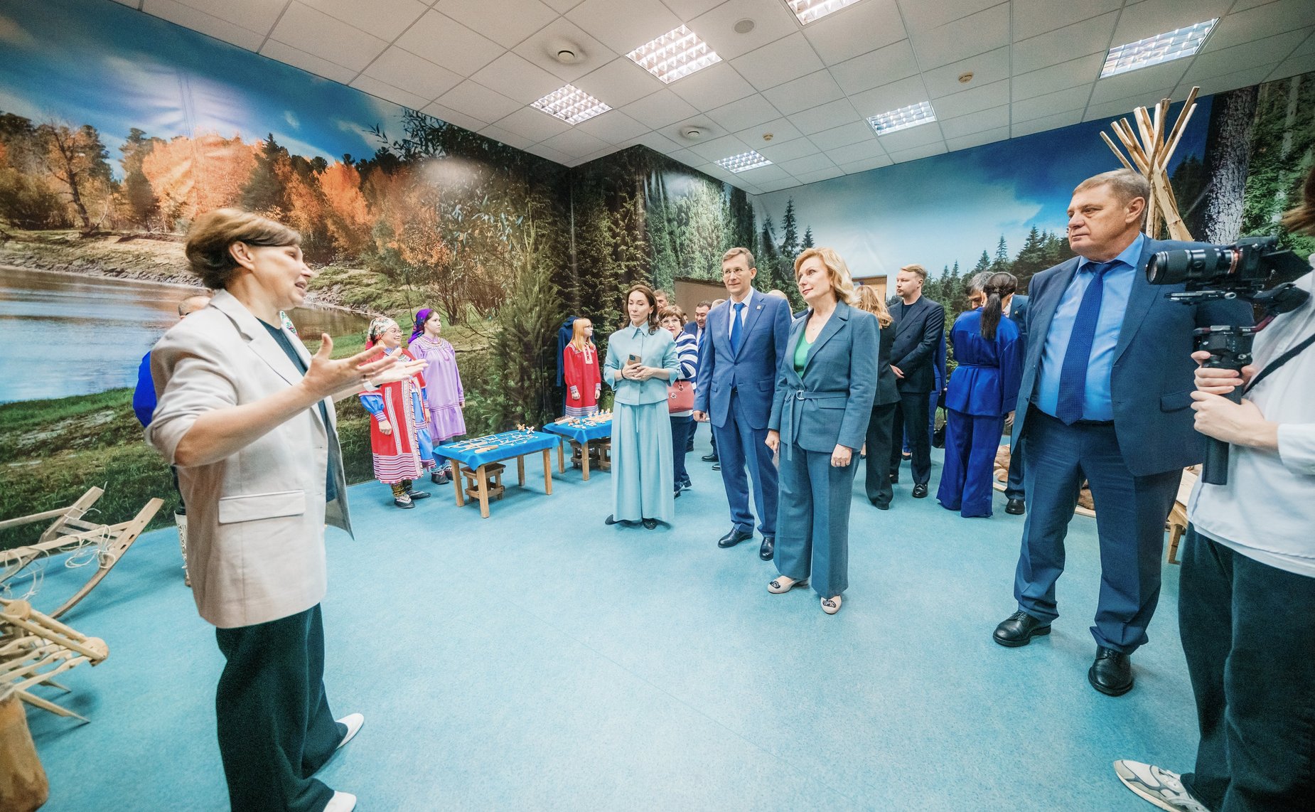 Сенаторы посетили Школу креативных индустрий на базе Окружного Дома народного творчества и Центр народных художественных промыслов и ремесел