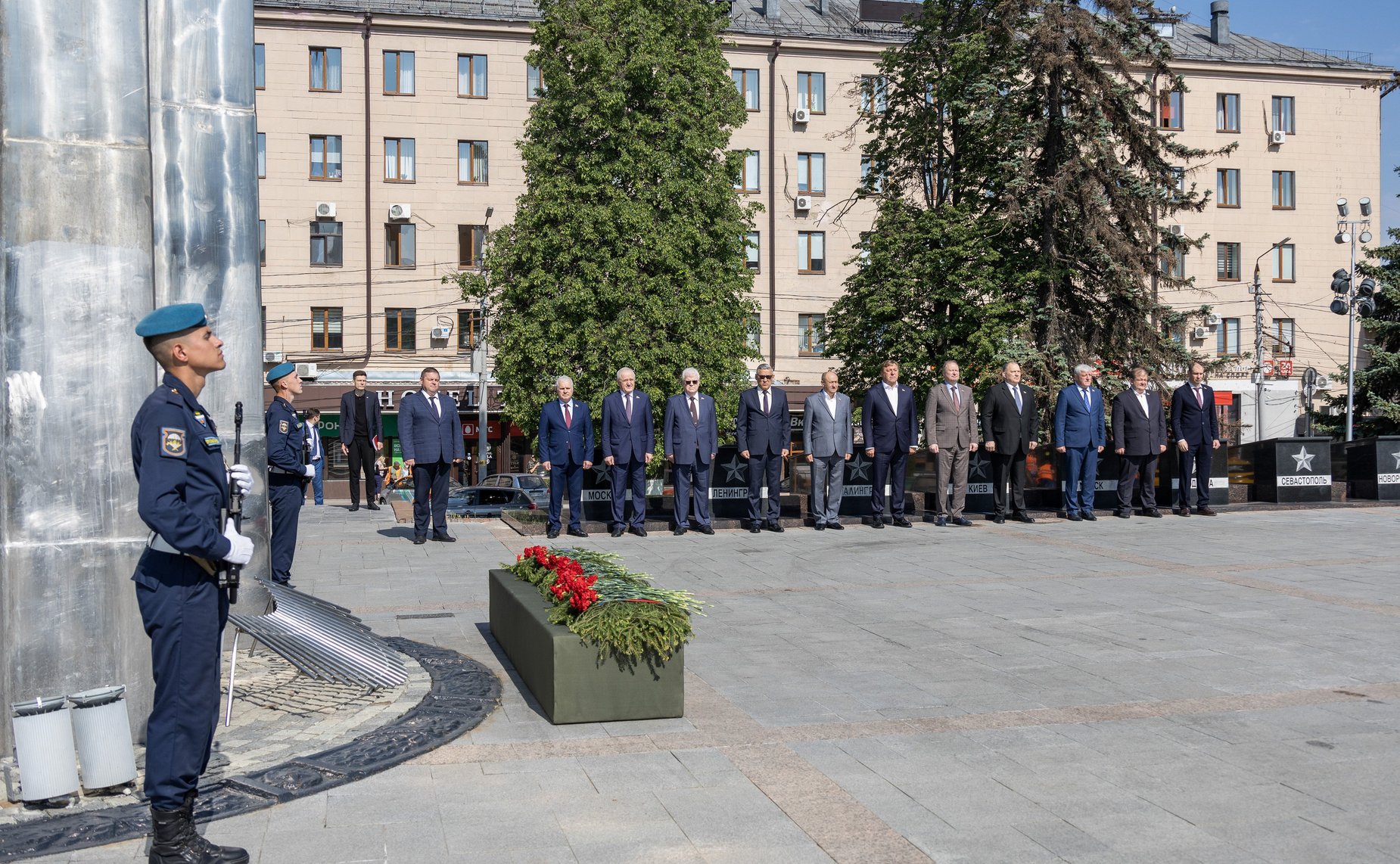 Сенаторы РФ приняли участие в возложении венка и цветов на Мемориальном комплексе «Три штыка»