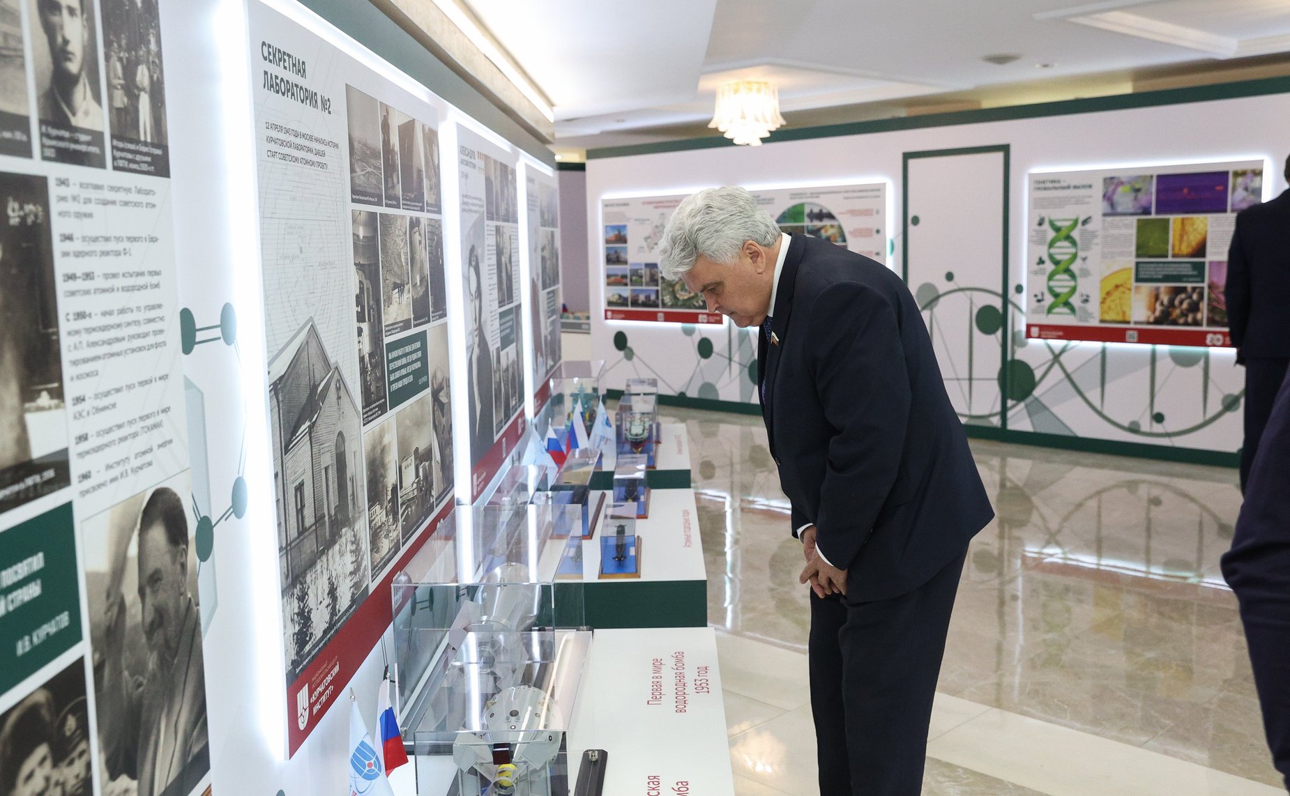 Валентина Матвиенко и президент НИЦ «Курчатовский институт» Михаил Ковальчук открыли выставку «Курчатовский институт – 80 лет для страны и мира»