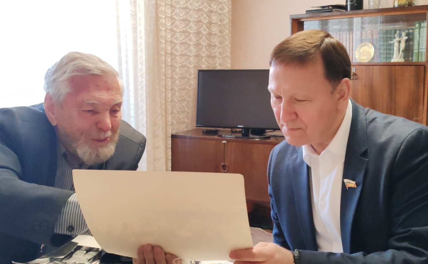 Александр Ролик в день Первомая сенатор также посетил на дому и поздравил с праздником ветерана труда Дамира Кантакузена