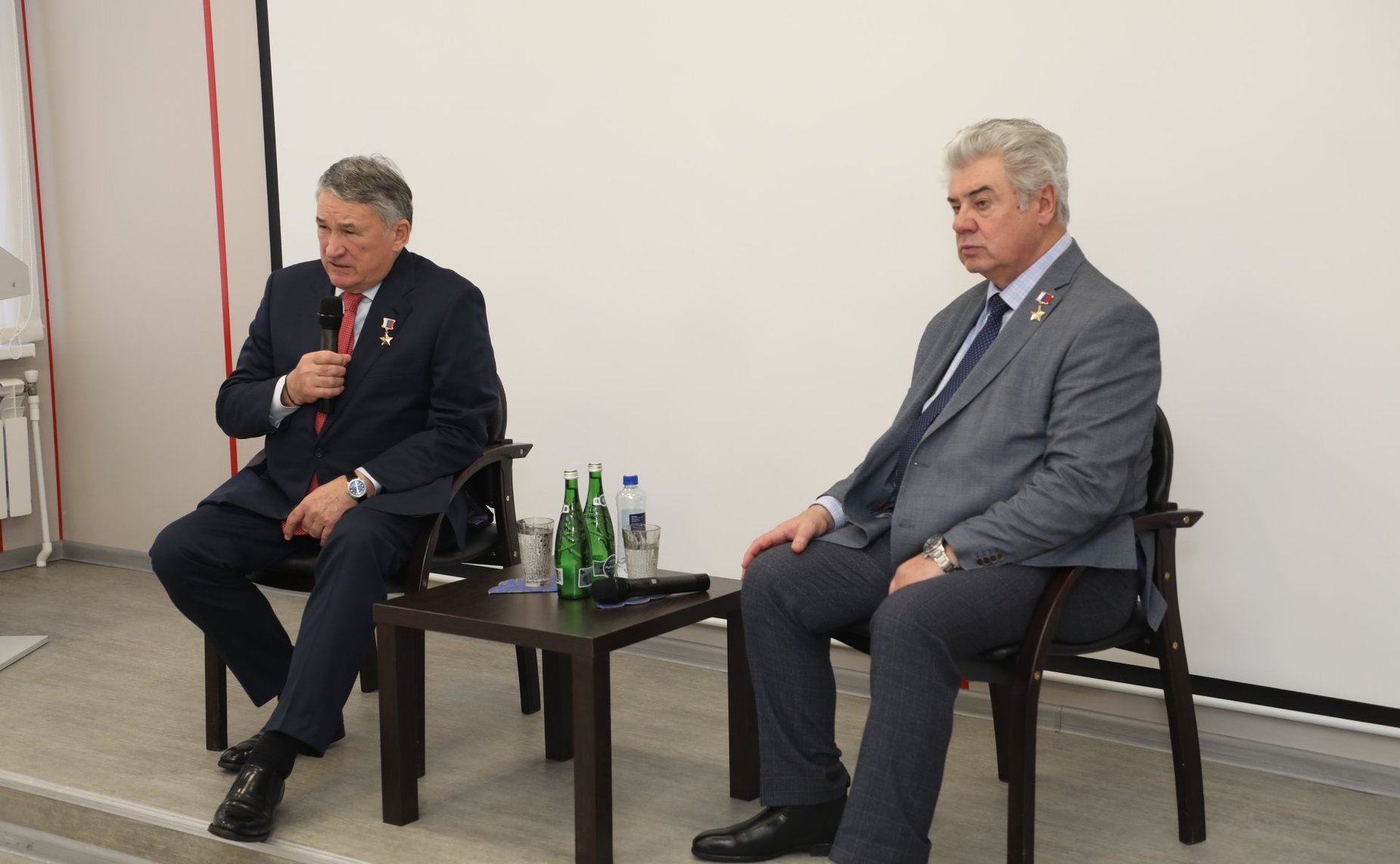 Заместитель Председателя СФ Юрий Воробьев и первый заместитель председателя Комитета СФ по обороне и безопасности Виктор Бондарев провели встречу с курсантами Военного учебного центра Череповецкого государственного университет