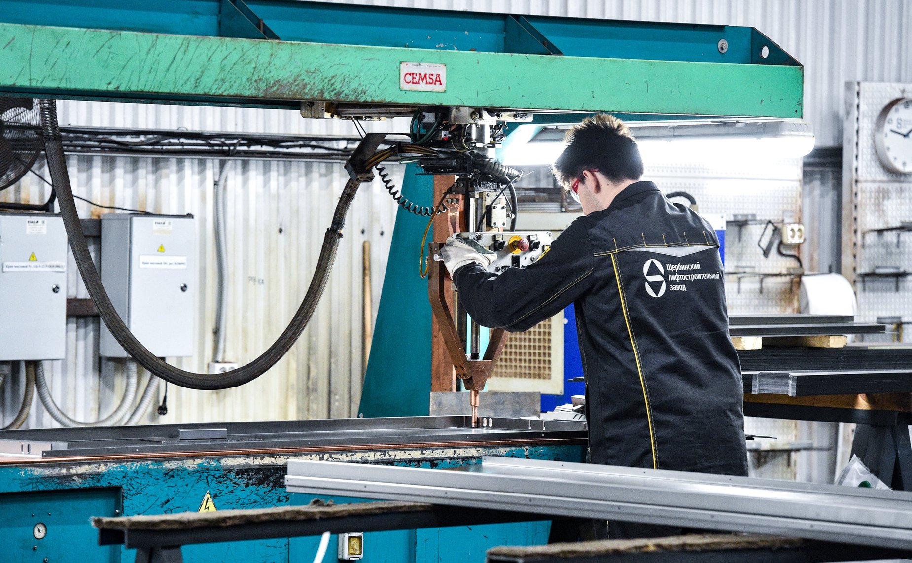 Сенаторы ознакомились с предприятием по производству лифтового оборудования акционерного общества «Щербинский лифтостроительный завод»