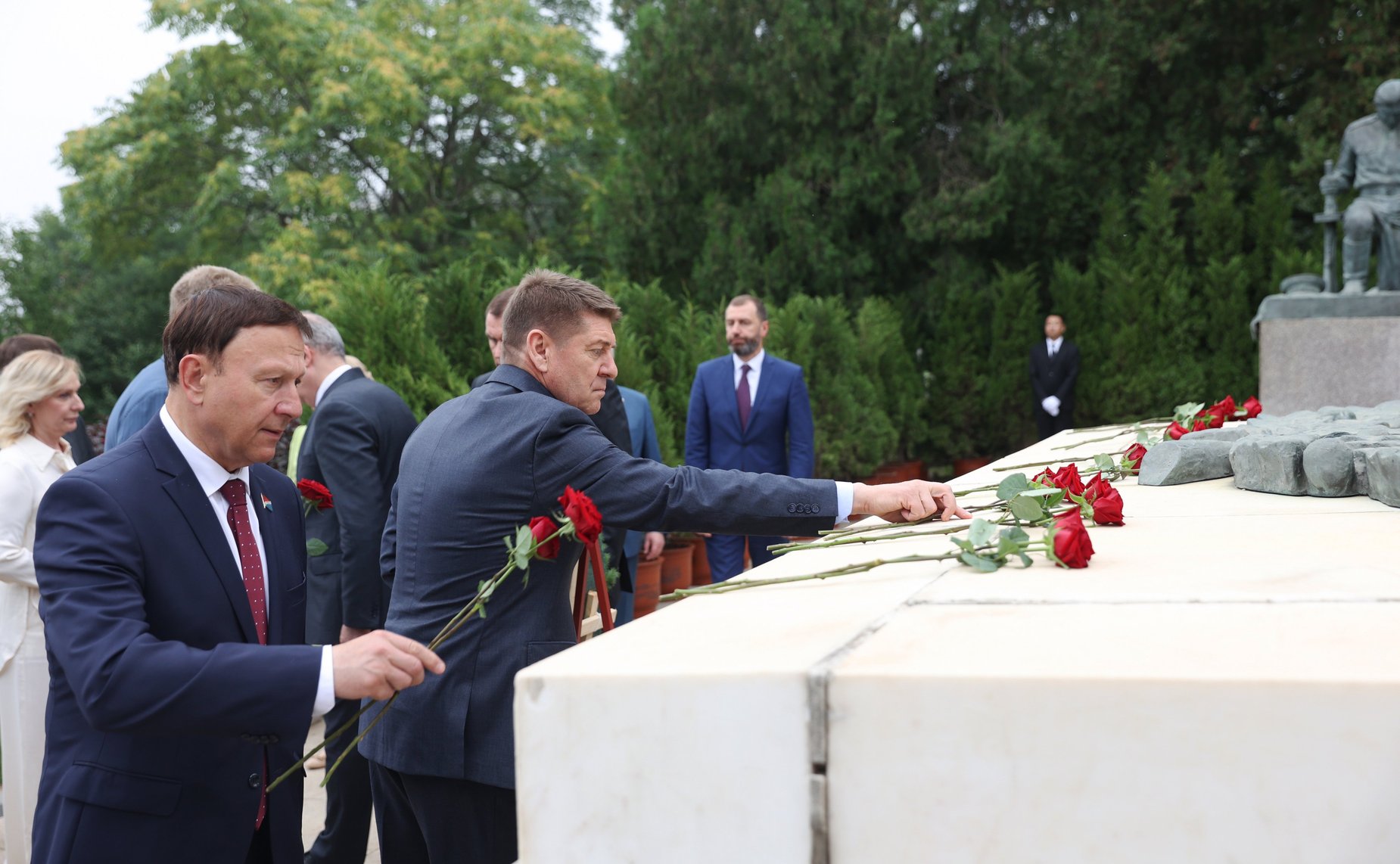 Торжественные церемонии возложения цветов к памятнику «Вечная слава героям», посвященному павшим воинам Красной армии, и обелиску, сооруженному в честь советских воинов, героически погибших при разгроме японского империализма