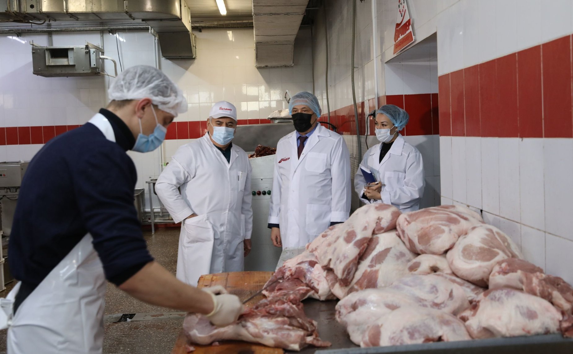 Юрий Валяев посетил колбасный завод Биробиджана