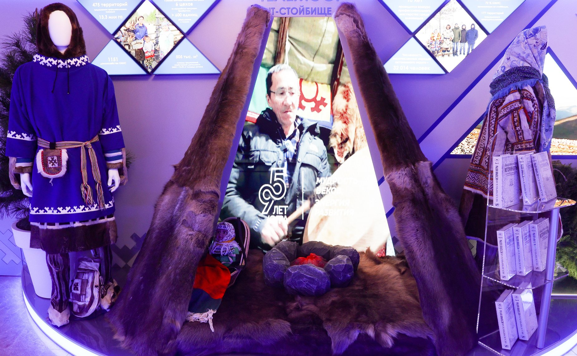 Валентина Матвиенко и Руслан Кухарук осмотрели выставку, посвященную истории и перспективным направлениям развития Ханты-Мансийского автономного округа – Югры