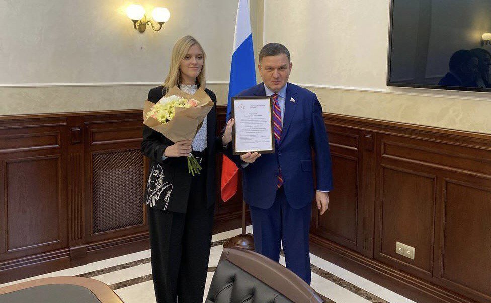 Сергей Перминов наградил юных победительниц школы-конкурса «Портрет твоего края»