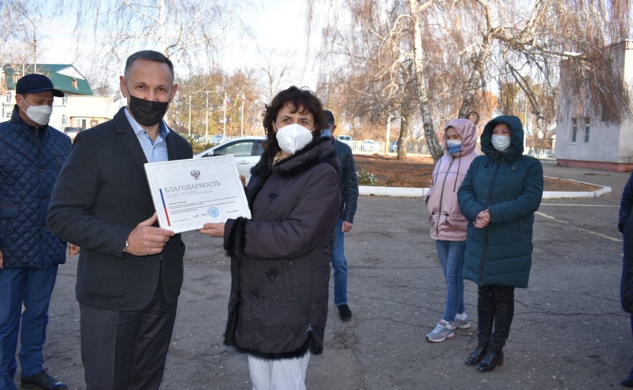 Олег Алексеев посетил Марксовский район Саратовской области и вручил Благодарность Председателя СФ медицинской сестре