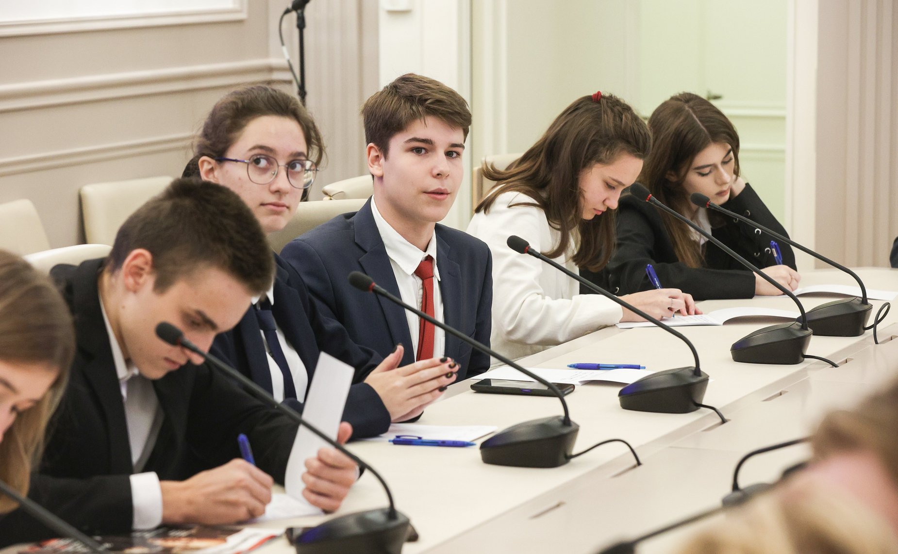 Встреча председателя Комитета по бюджету и финансовым рынкам Анатолия Артамонова с учащимися МБОУ Лицей №9 им. К.Э. Циолковского Калужской области