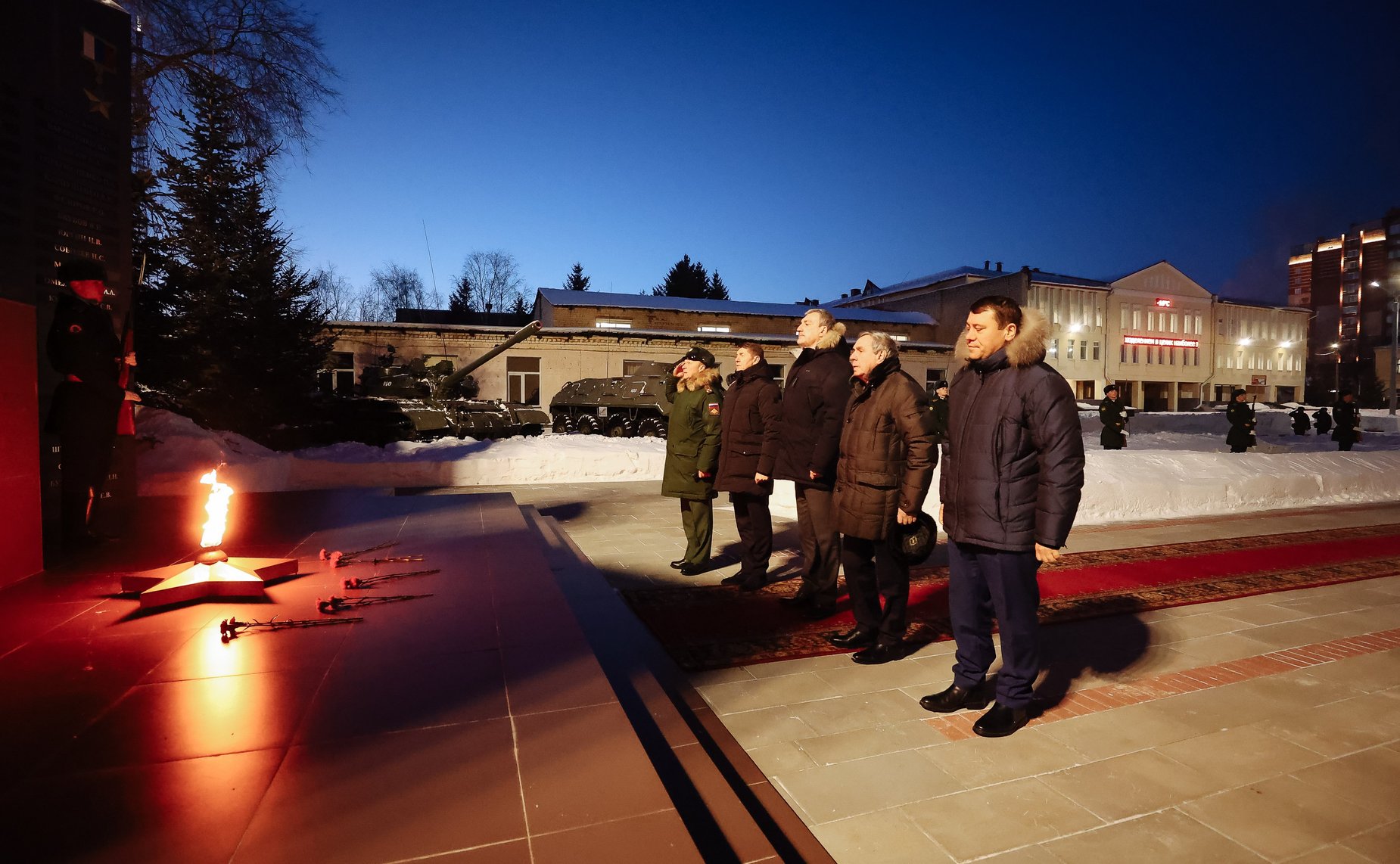 Сенаторы Российской Федерации посетили Дальневосточное гвардейское высшее общевойсковое командное училище ордена Жукова им. Маршала Советского союза К.К. Рокоссовского и возложили цветы к памятнику Маршала Советского союза К.К. Рокоссовского