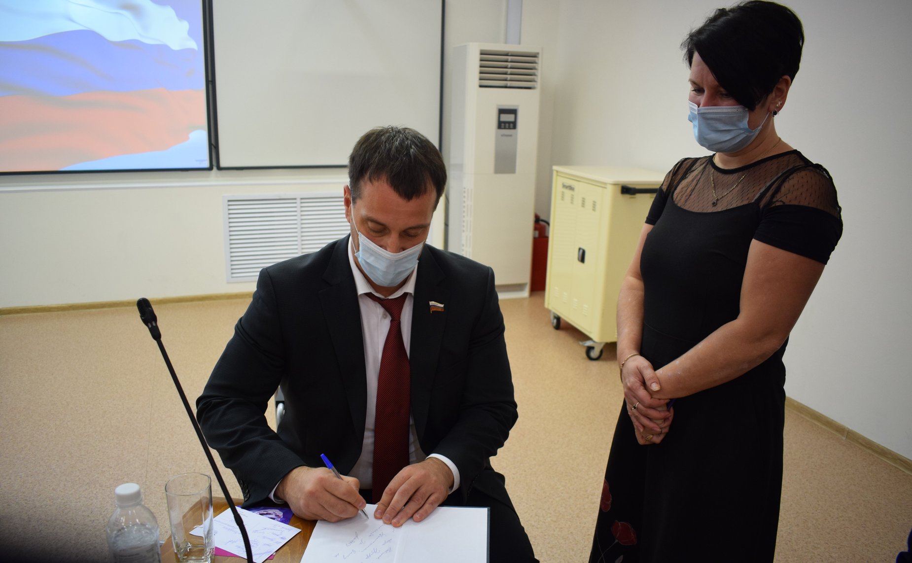 Эдуард Исаков провел встречу с активистами и представителями молодежных общественных организаций г. Нефтеюганска