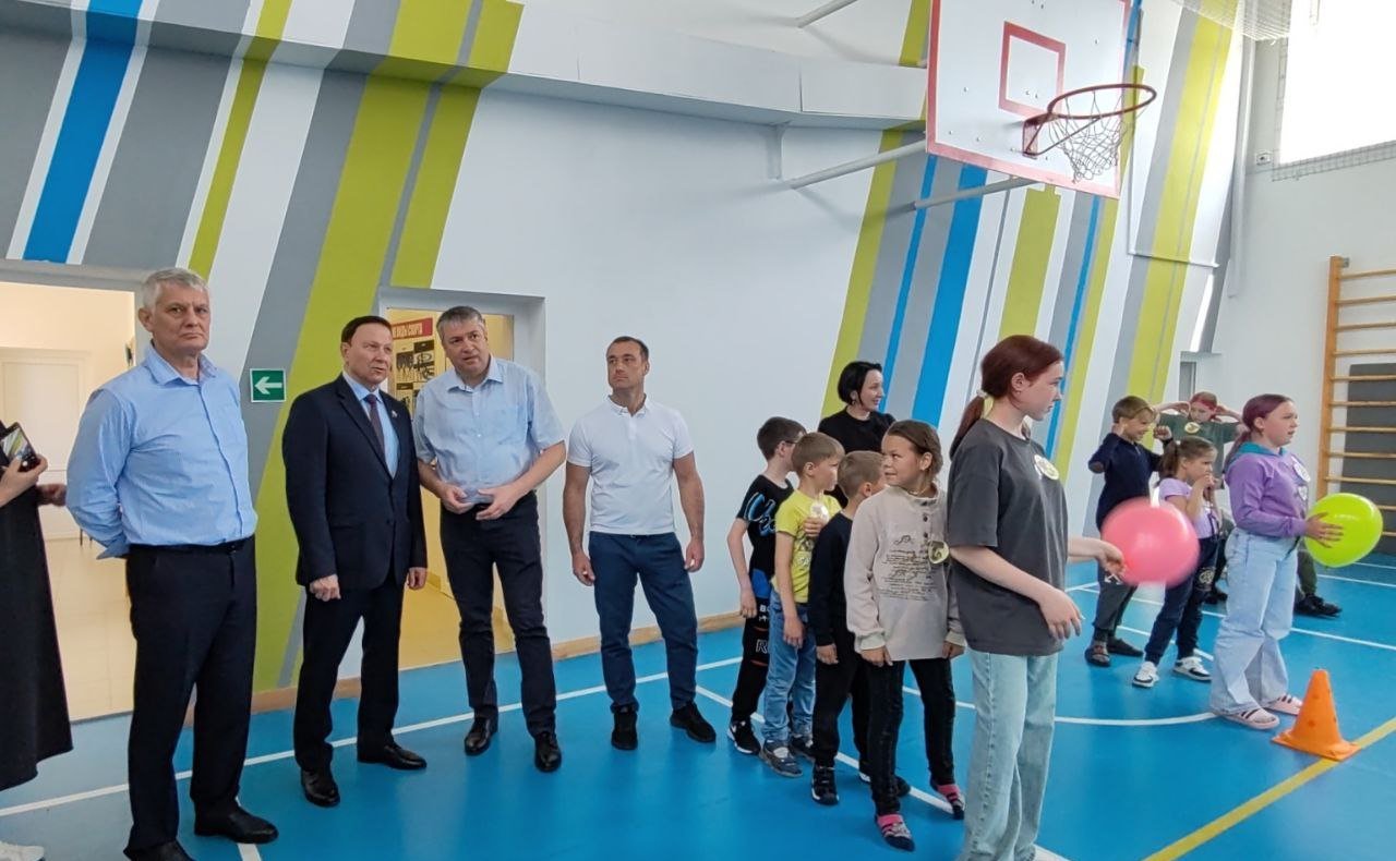 Александр Ролик совершил поездку в Надеждинский район и осмотрел отремонтированное здание школы №4 им. Героя Советского Союза В.Н. Косова в п. Тавричанка