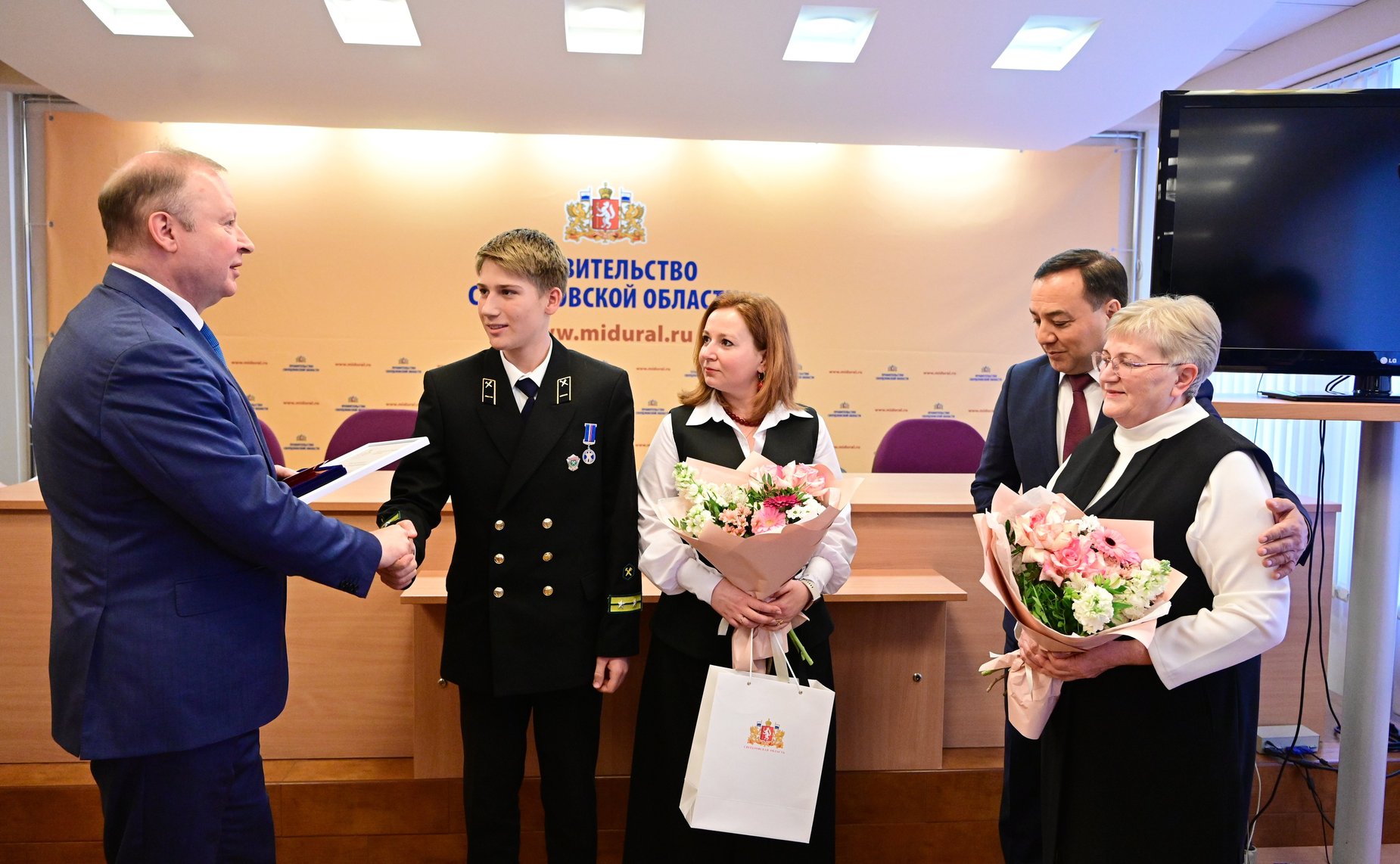 Виктор Шептий провёл торжественную церемонию награждения юных героев в Свердловской области