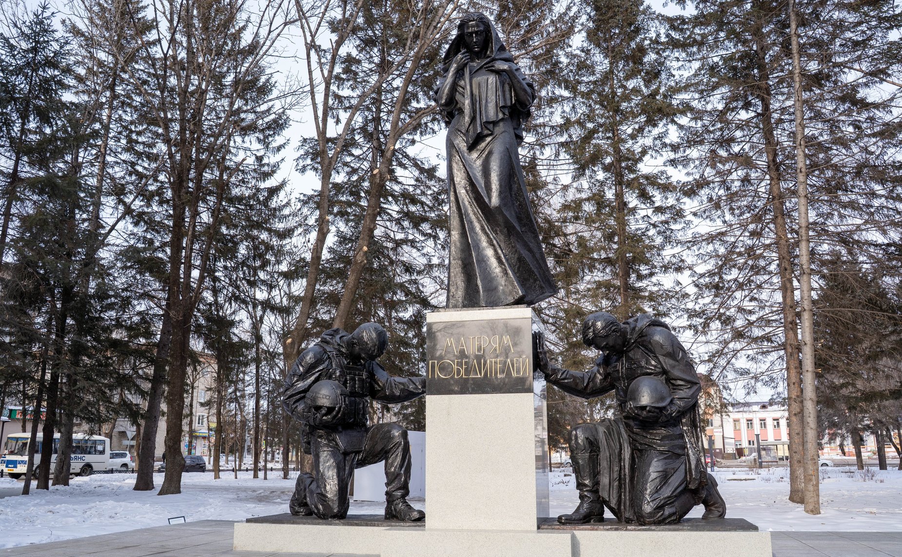 Сенаторы приняли участие в возложении цветов к мемориалу «Матерям победителям» в Сквере Победы