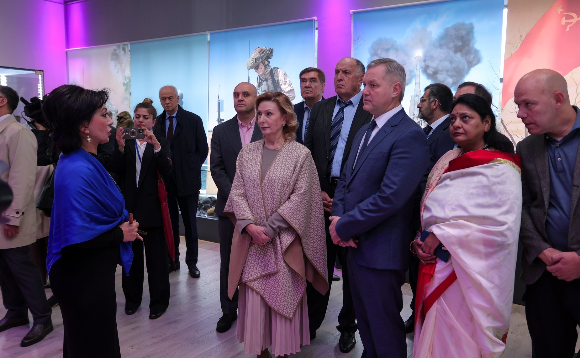 Сенаторы РФ возложили цветы к мемориалу Воину-освободителю в парке им. Ленинского комсомола в Махачкале (фото пресс-служба Министерства экономики и территориального развития Республики Дагестан)