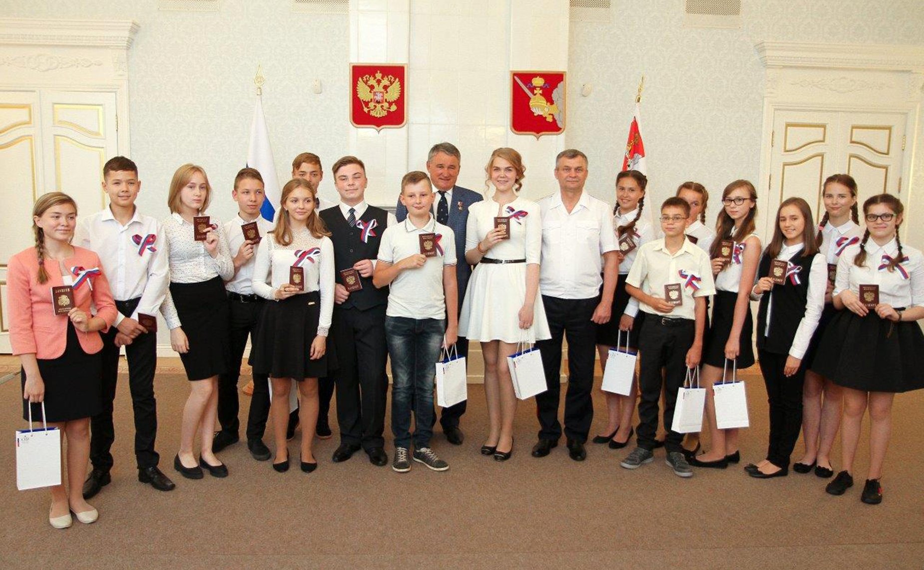 Ю. Воробьев вручил паспорта юным вологжанам