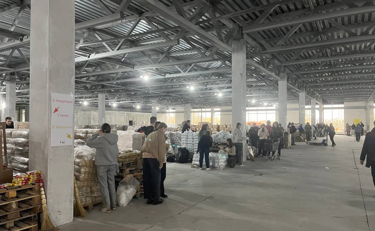 Александр Брыксин посетил центр распределения гуманитарной помощи в Курске