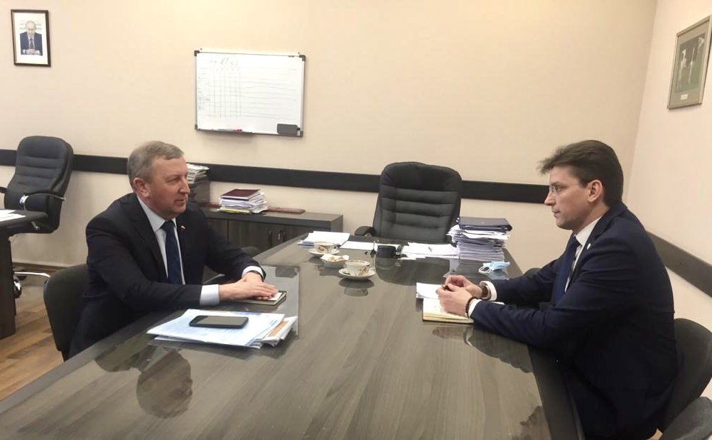 Сергей Березкин в рамках рабочей поездки в регион провел встречу с директором департамента агропромышленного комплекса и потребительского рынка Евгением Сорокиным