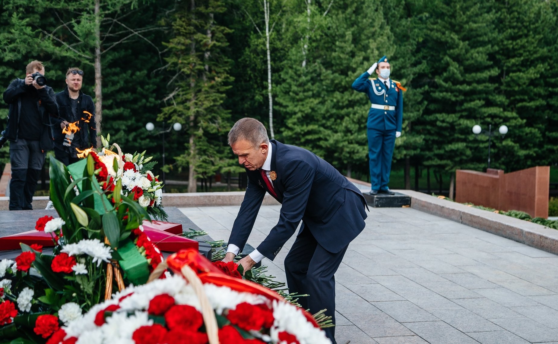 Владимир Кравченко возложил цветы к Мемориалу боевой и трудовой славы в Томске
