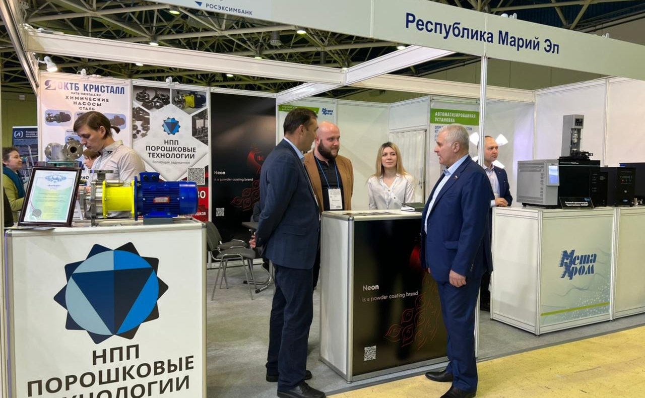 Сергей Мартынов встретился с участниками выставки «Химия-2022» из Марий Эл