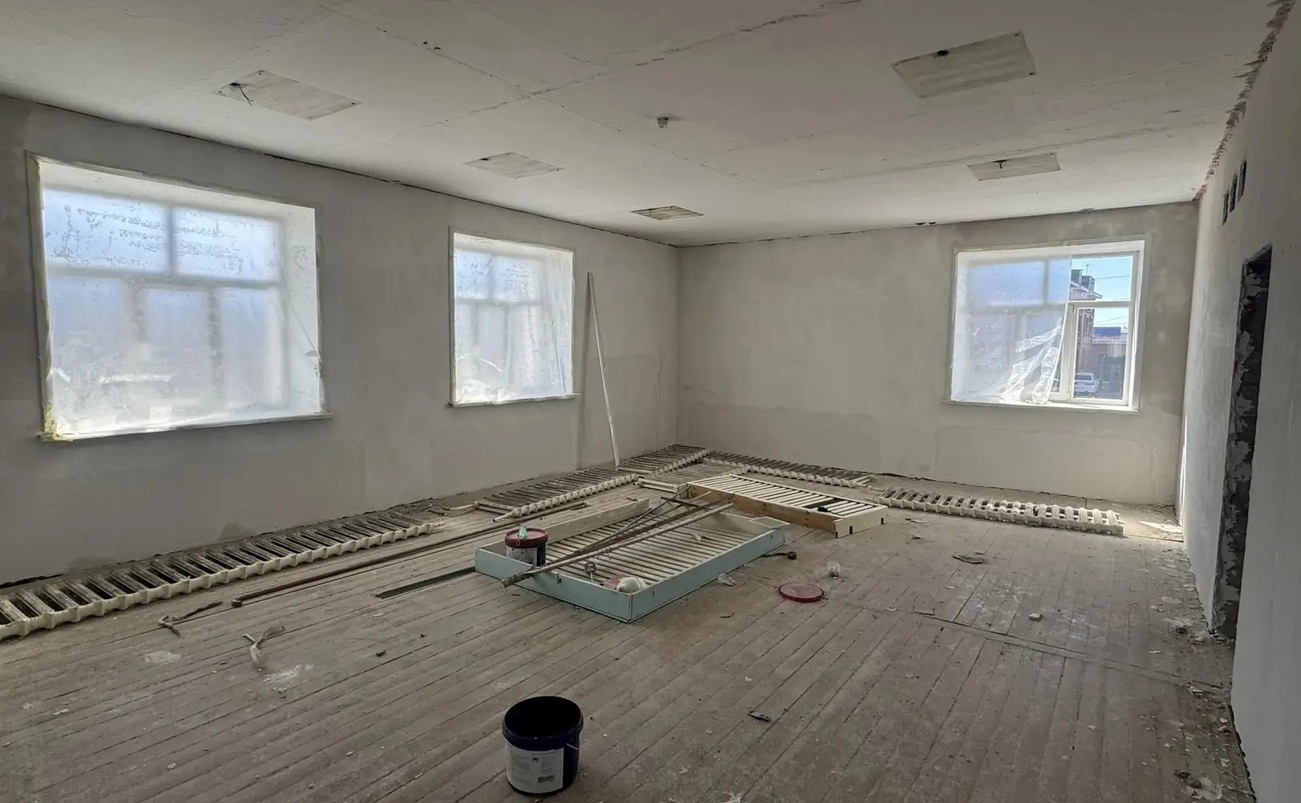 Сергей Михайлов проконтролировал ход строительства и ремонта в детском саду № 63 в поселке Чернышевск