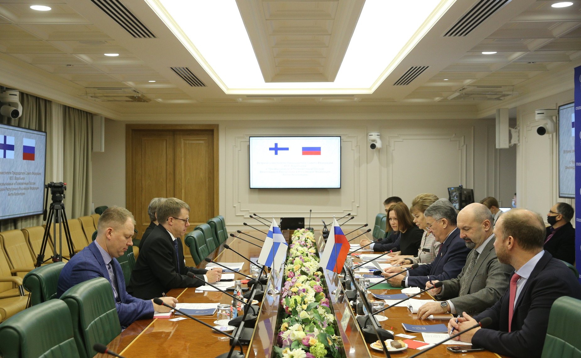 Заместитель Председателя Совета Федерации Юрий Воробьев провел встречу с Чрезвычайным и Полномочным Послом Финляндской Республики в РФ Антти Хелантерей