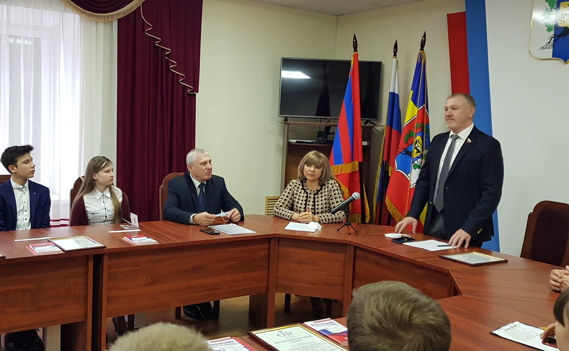 Сергей Горняков принял участие торжественной церемонии вручения паспортов гражданина России учащимся общеобразовательных школ города Урюпинска