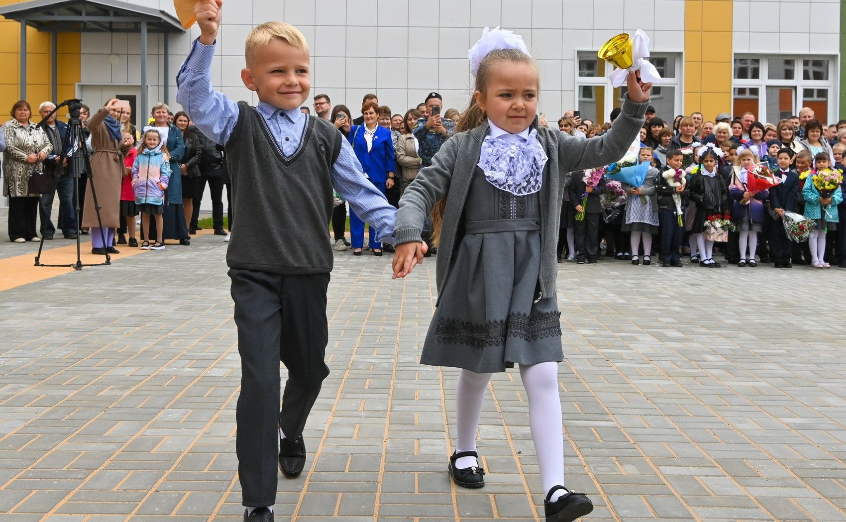 В День знаний Анатолий Артамонов поздравил школьников и студентов Калужской области