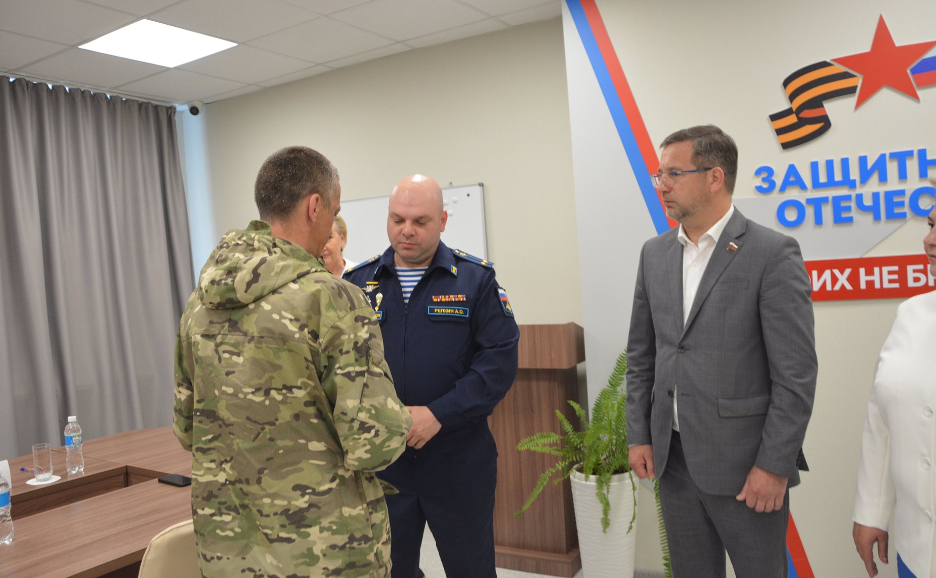 Николай Владимиров в Чувашской Республике вручил удостоверения бойцам СВО