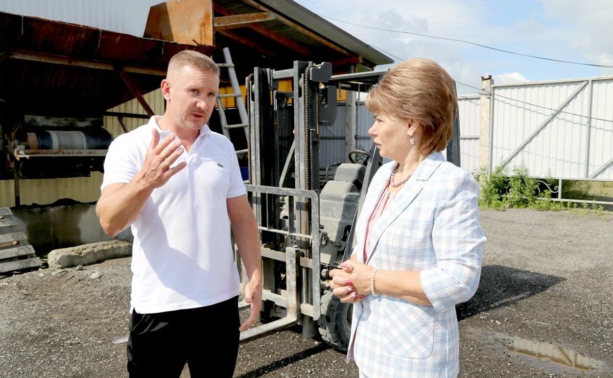 Татьяна Гигель в ходе рабочей командировки по региону побывала на предприятии ООО «Стройкомфорт», расположенном в Майме