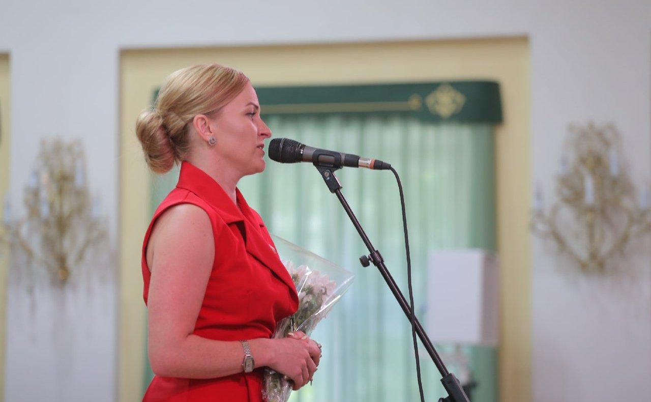 Ирина Кожанова посетила Смоленский строительный колледж и выразила теплые слова благодарности педагогам и студентам-выпускникам