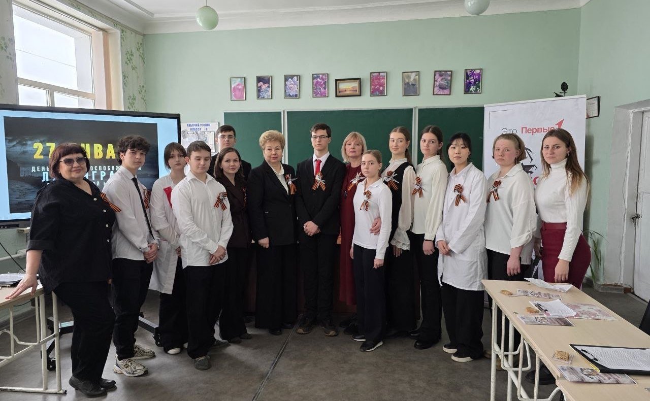 Ольга Бас в ходе поездки в регион посетила класс химико-биологической специализации Луганской школы № 5 имени Владимира Даля