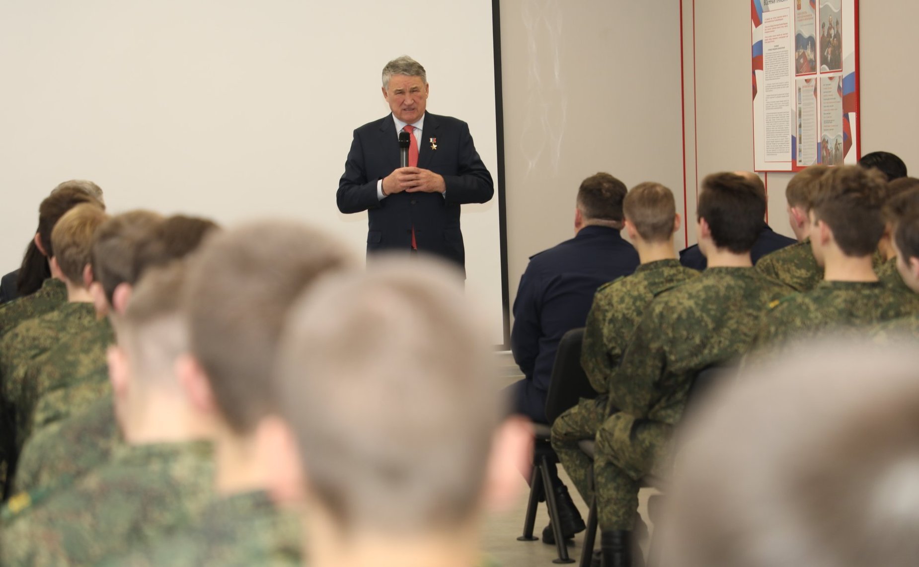 Заместитель Председателя СФ Юрий Воробьев и первый заместитель председателя Комитета СФ по обороне и безопасности Виктор Бондарев провели встречу с курсантами Военного учебного центра Череповецкого государственного университет