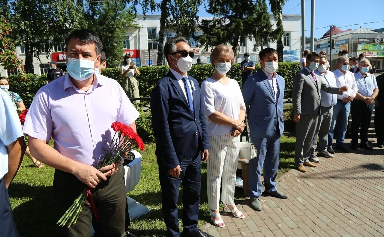 Татьяна Гигель приняла участие в открытии памятника первому главе Республики — председателю Горно-Алтайского облисполкома, председателю Государственного Собрания – Эл Курултай Валерию Чаптынову