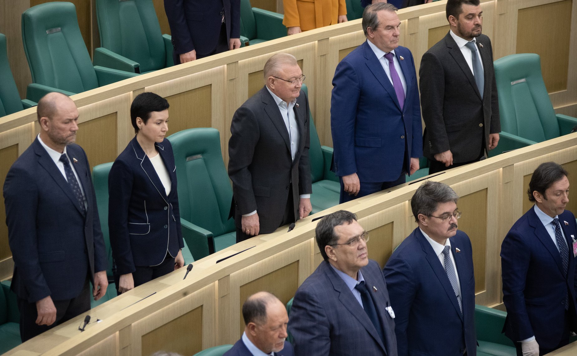 Сенаторы слушают гимн России перед началом 479-го заседания Совета Федерации