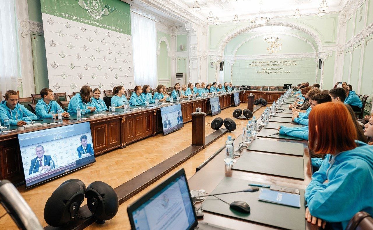 Владимир Кравченко встретился со школьниками, прибывшими в Томск из Луганской Народной Республики