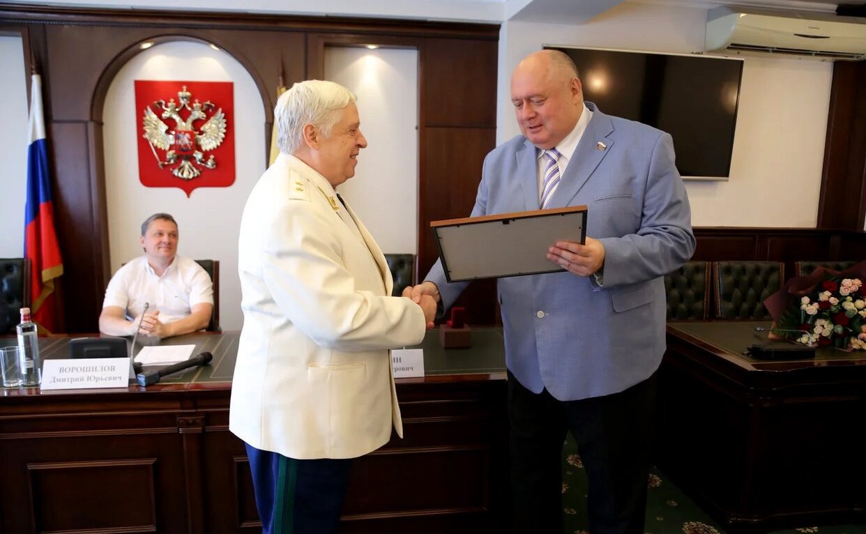 С. Аренин поздравил с юбилеем председателя Совета ветеранов прокуратуры Ставропольского края В. Кравченко