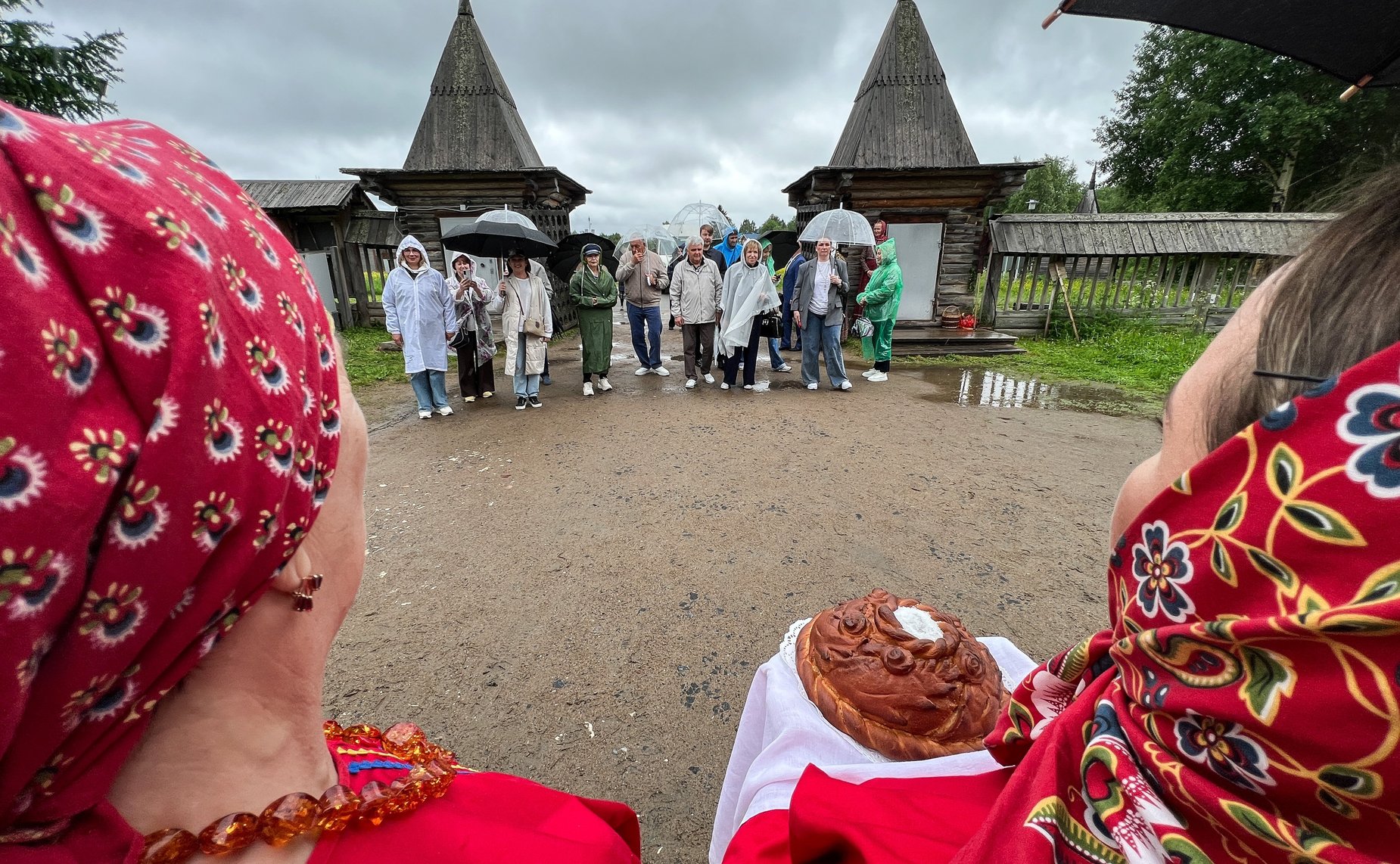 Сенаторы посетили музей деревянного зодчества «Малые Корелы»