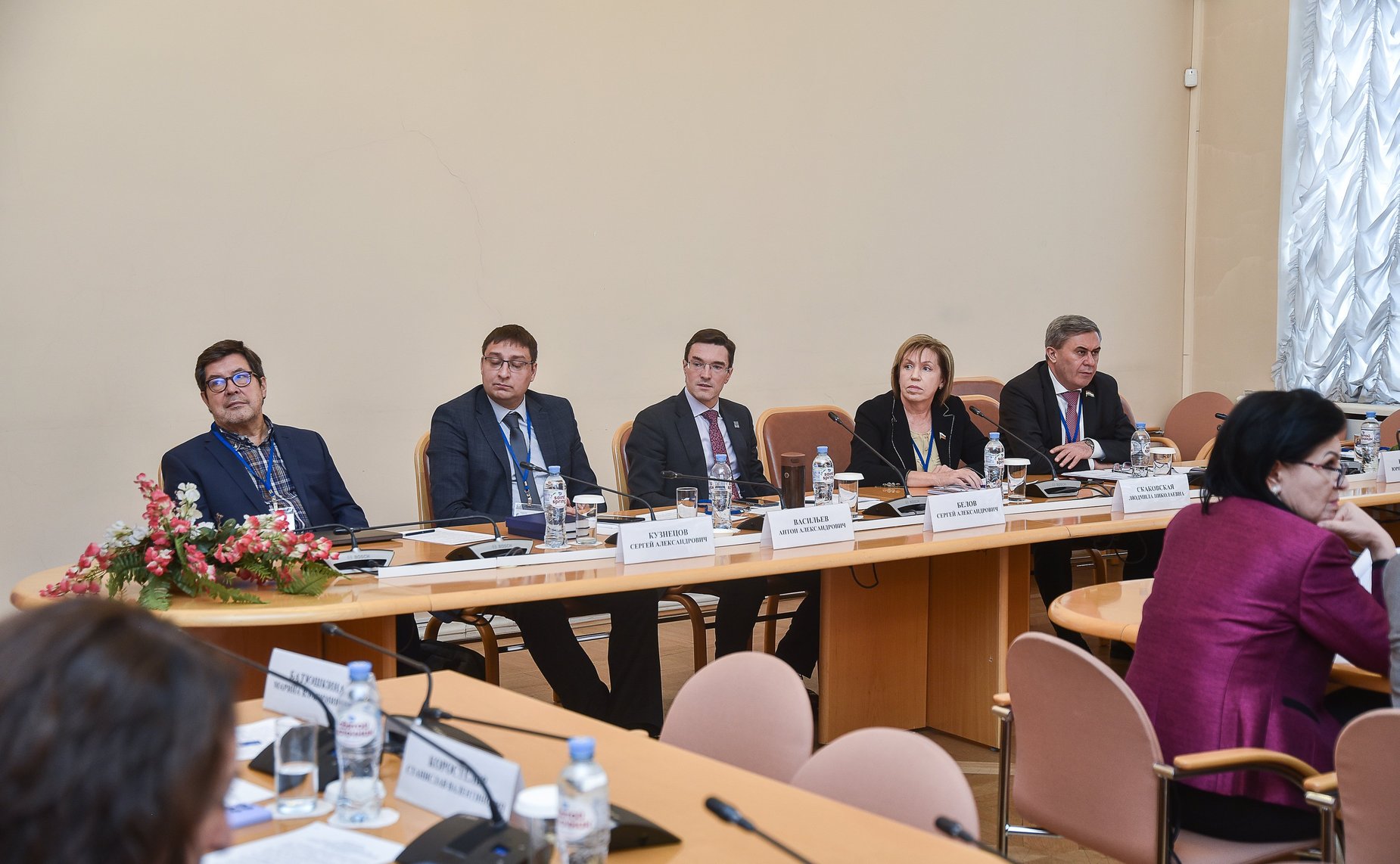 Людмила Скаковская и декан юридического факультета, директор НИИ Проблем государственного языка Санкт-Петербургского государственного университета Сергей Белов провели круглый стол на тему «Русский язык – язык правотворчества в СНГ»